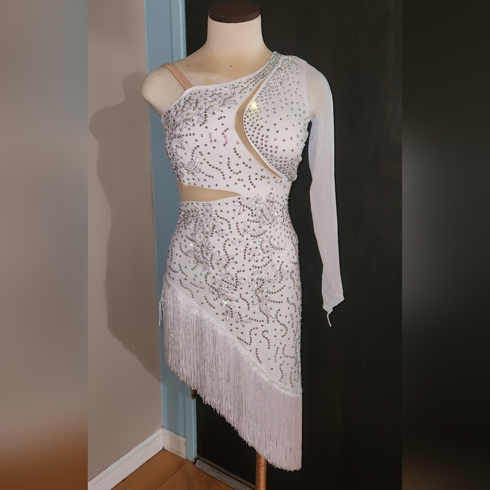 Elegant White One-Shoulder Dress with Rhinestone Detailing